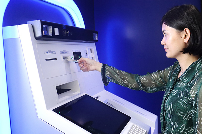 Khách hàng có thể sử dụng CCCD để nộp và rút tiền tại hệ thống ngân hàng tự động của Bản Việt